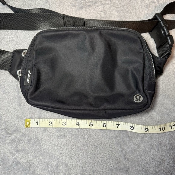 LULULEMON Everywhere Belt Bag Black - Size Large Unisex EUC - Picture 9 of 10